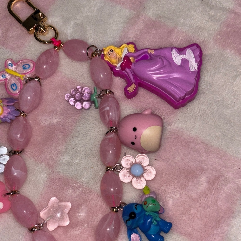 Cutie Clip Beaded Charm Keychain with LPS, Hello Kitty, Stitch & More - Picture 5 of 7